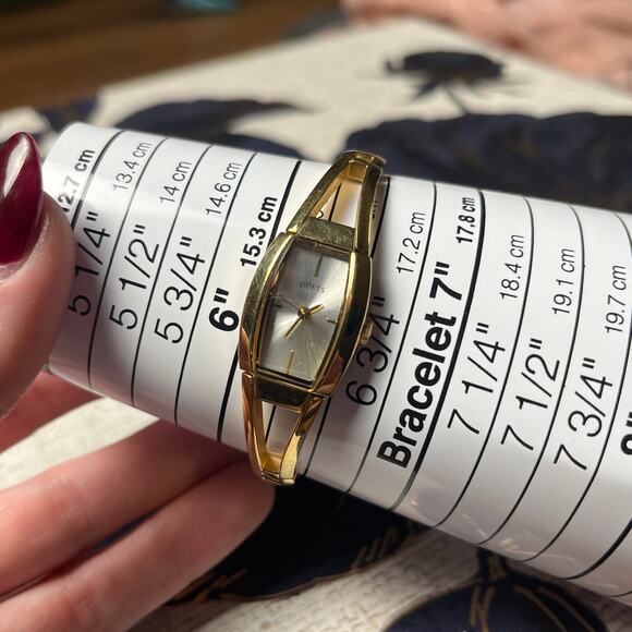 Elegant Gold Tone GUESS Ladies Watch - New Battery Needed - Picture 6 of 6